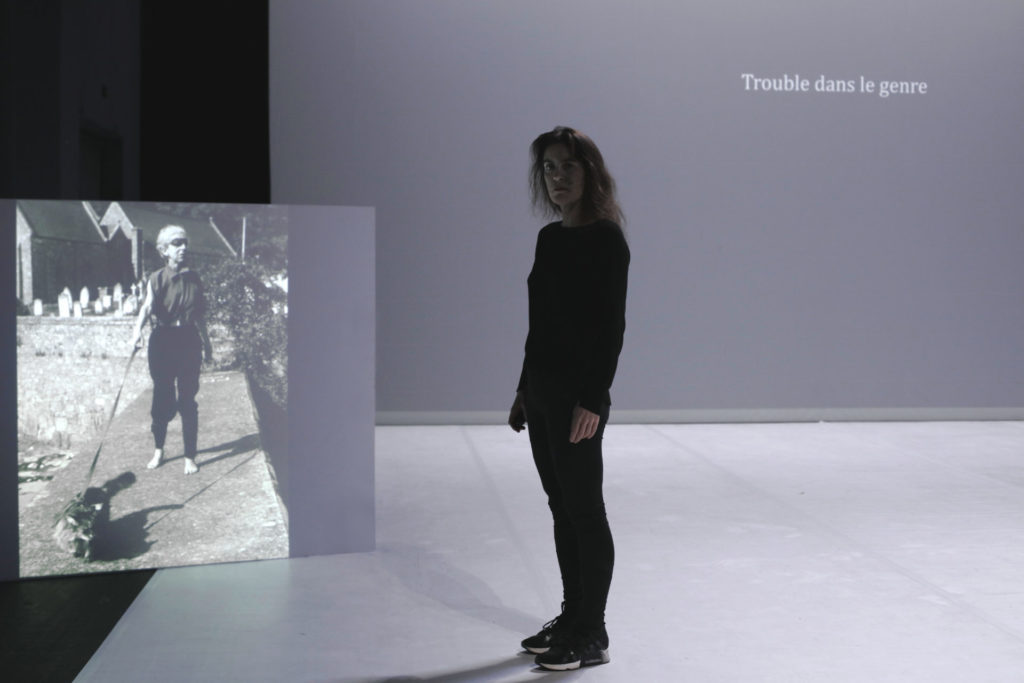 Patricia Allio dans son spectacle Autoportrait à ma grand-mère